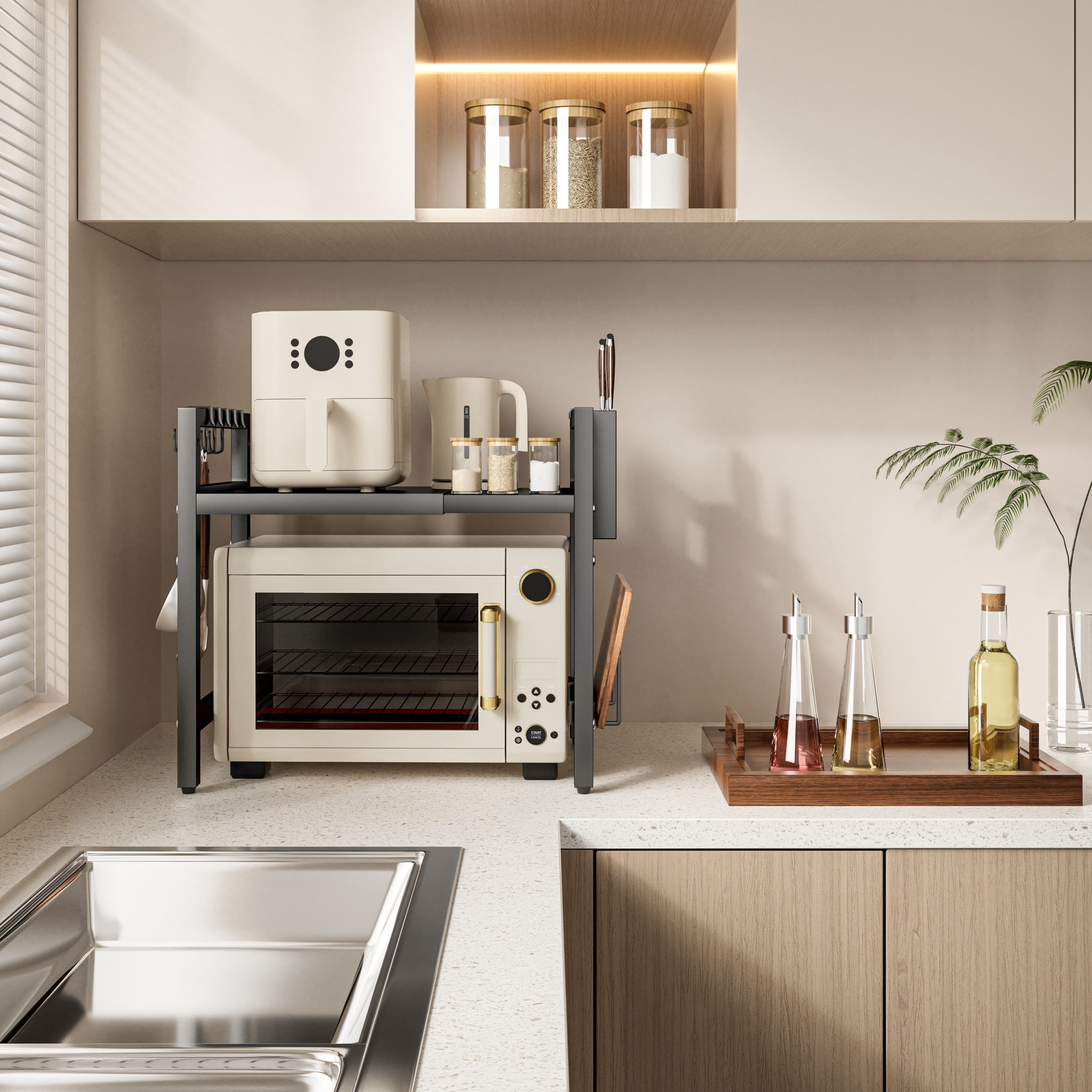 Pareja usando UTINEX® soporte para microondas en su cocina organizada